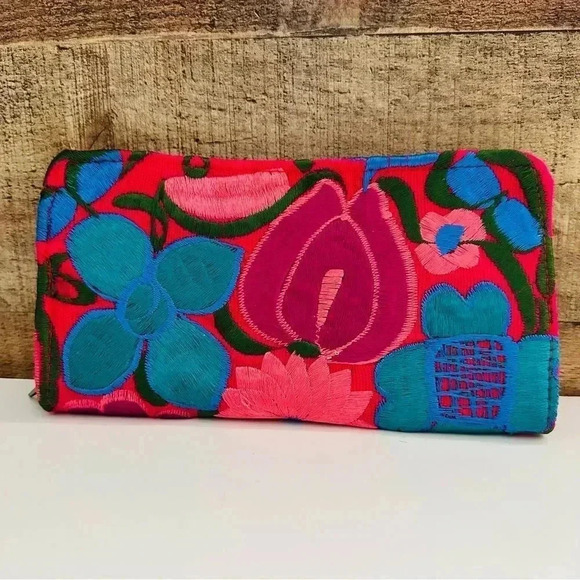 NWOT Floral Embroidered Large Zip Around Wallet - Picture 1 of 6